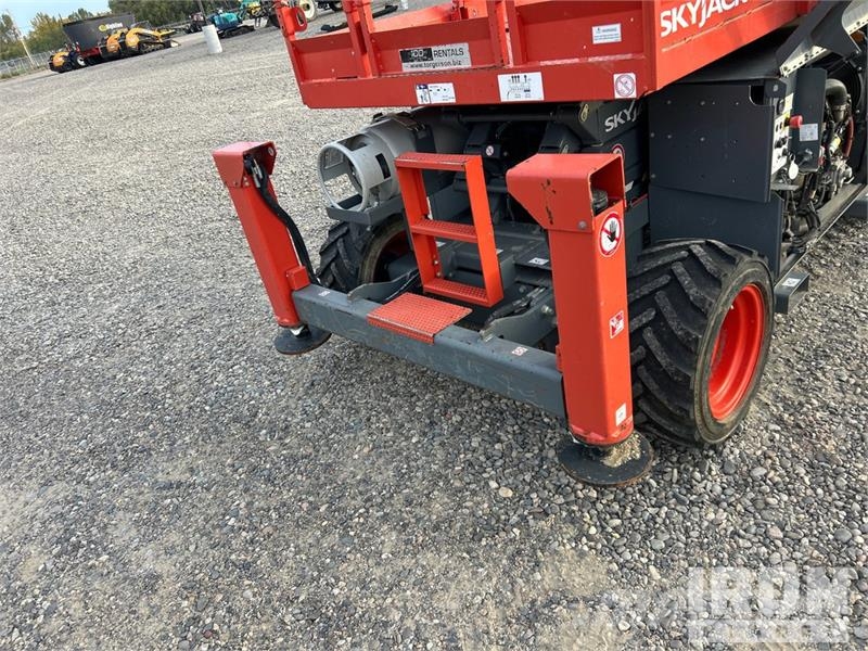 SkyJack 6826RT 4x4 Dual Fuel Scissor Lift Škarjaste dvižne ploščadi
