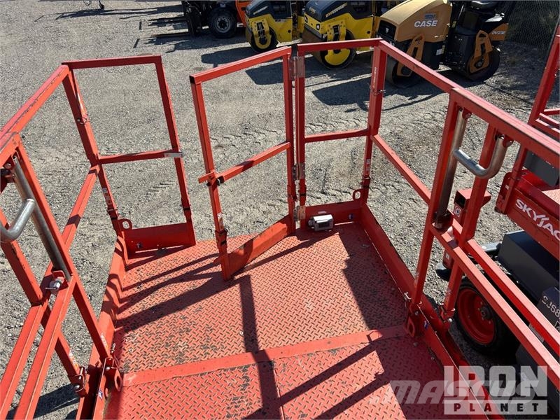 SkyJack 6826RT 4x4 Dual Fuel Scissor Lift Škaraste platforme