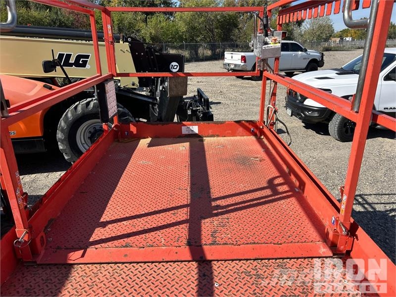 SkyJack 6826RT 4x4 Dual Fuel Scissor Lift Škaraste platforme