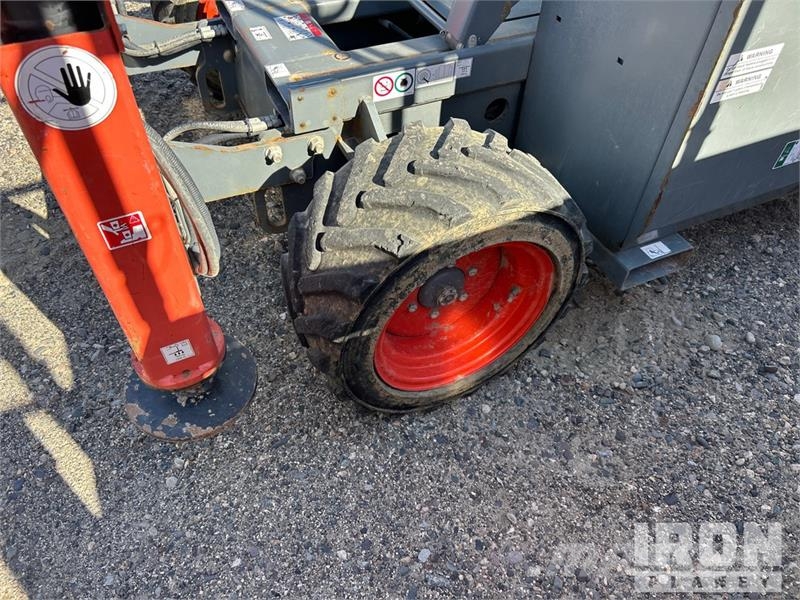 SkyJack 6826RT 4x4 Dual Fuel Scissor Lift Škaraste platforme