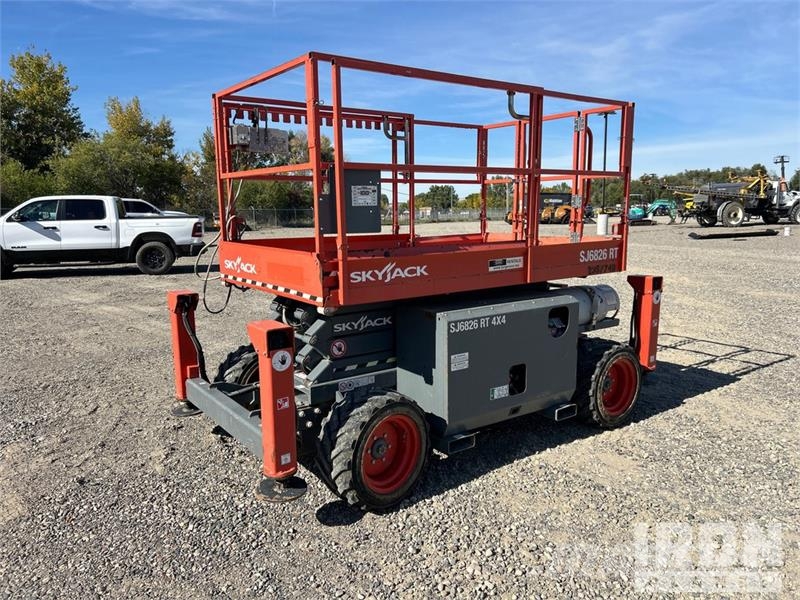SkyJack 6826RT 4x4 Dual Fuel Scissor Lift Škaraste platforme