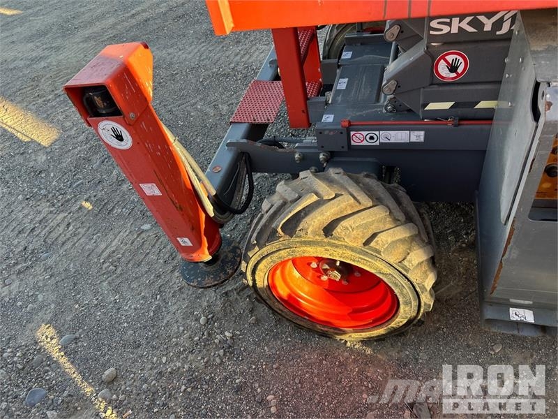 SkyJack 6826RT 4x4 Dual Fuel Scissor Lift Scissor lifts