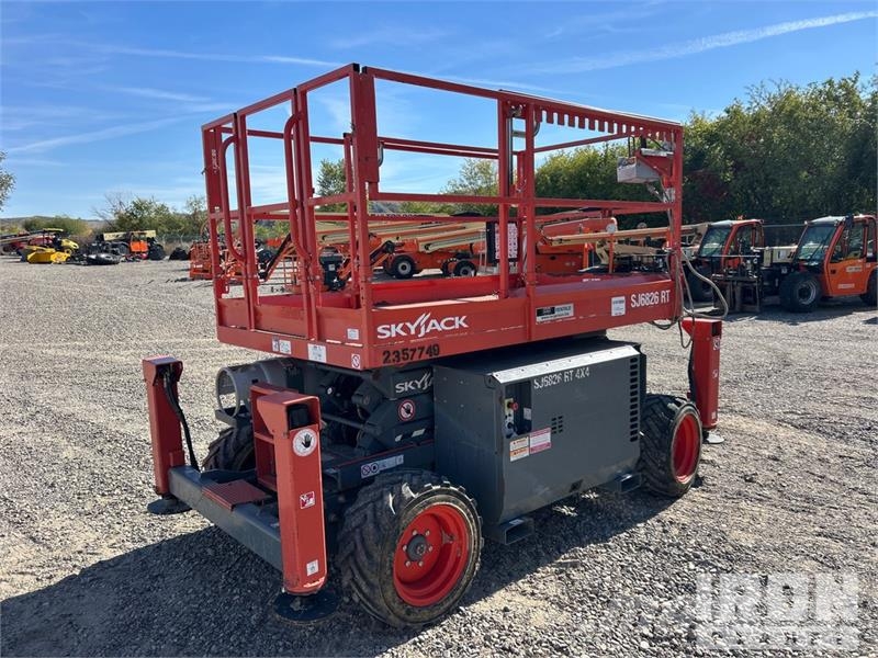 SkyJack 6826RT 4x4 Dual Fuel Scissor Lift Škaraste platforme
