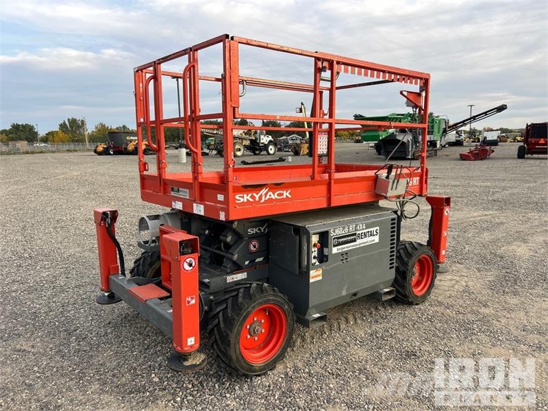 SkyJack 6826RT 4x4 Dual Fuel Scissor Lift Škarjaste dvižne ploščadi