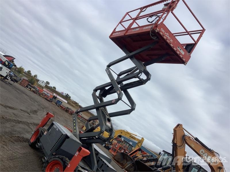 SkyJack 6826RT 4x4 Scissor Lift Škarjaste dvižne ploščadi