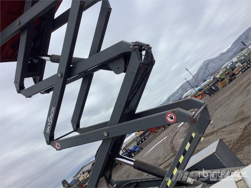 SkyJack 6826RT 4x4 Scissor Lift Škarjaste dvižne ploščadi