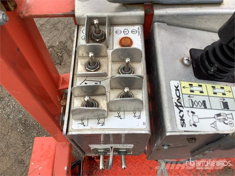 SkyJack 6826RT 4x4 Scissor Lift Škarjaste dvižne ploščadi