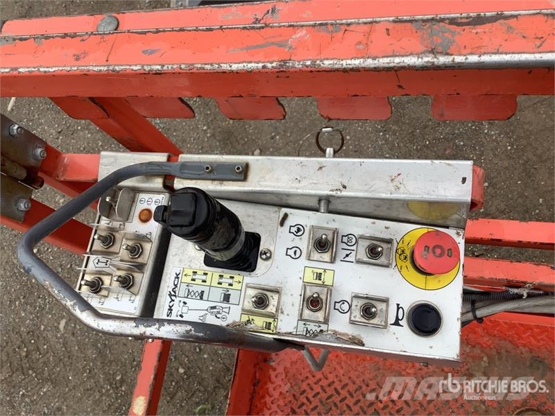 SkyJack 6826RT 4x4 Scissor Lift Škarjaste dvižne ploščadi