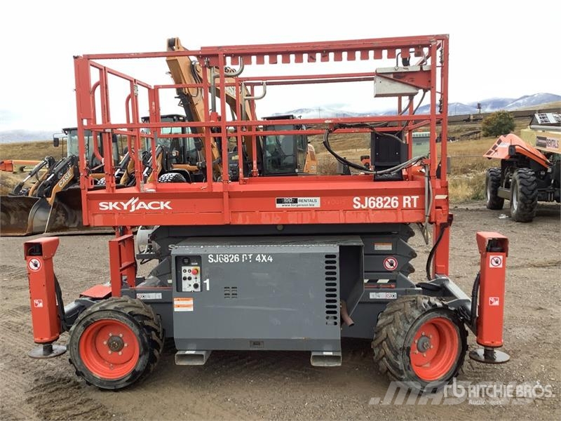 SkyJack 6826RT 4x4 Scissor Lift Škarjaste dvižne ploščadi