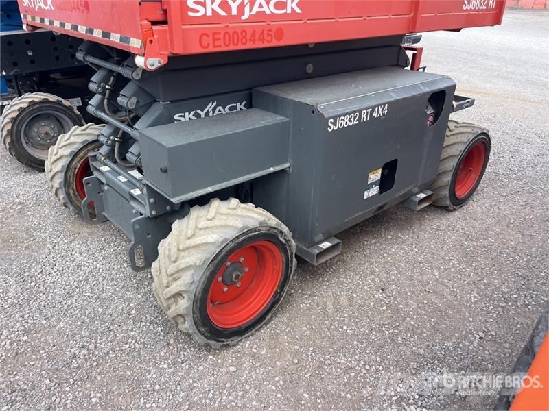 SkyJack 6832RT 4x4 Dual Fuel Scissor Lift Škarjaste dvižne ploščadi
