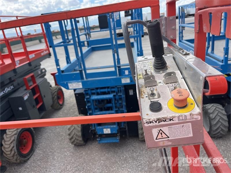 SkyJack 6832RT 4x4 Dual Fuel Scissor Lift Škarjaste dvižne ploščadi