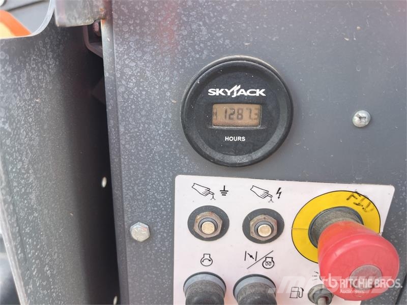 SkyJack 6832RT 4x4 Dual Fuel Scissor Lift Škarjaste dvižne ploščadi