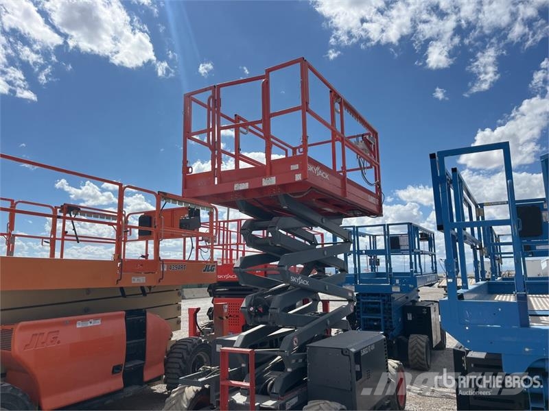 SkyJack 6832RT 4x4 Dual Fuel Scissor Lift Škarjaste dvižne ploščadi