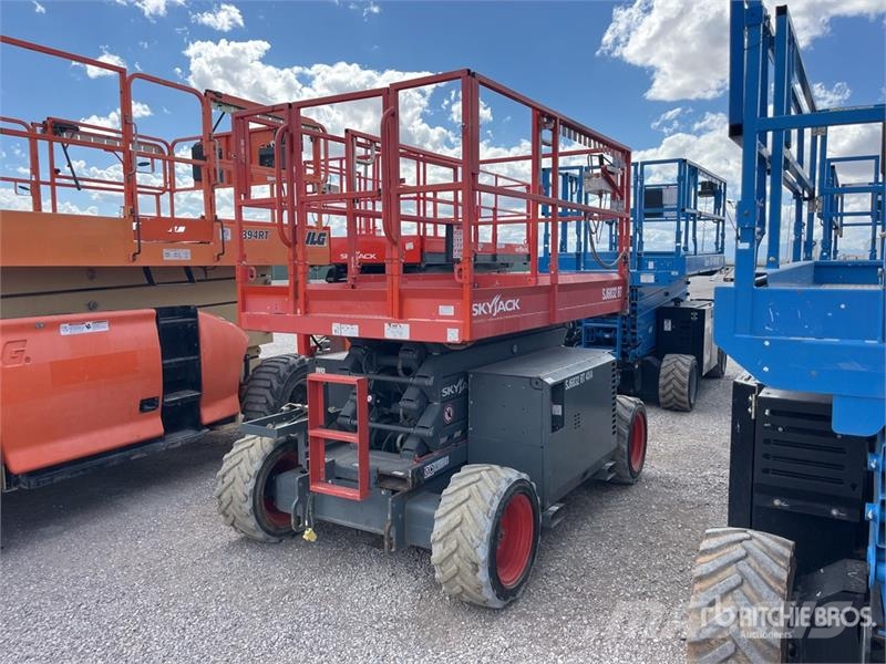 SkyJack 6832RT 4x4 Dual Fuel Scissor Lift Škarjaste dvižne ploščadi