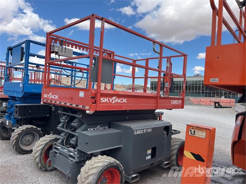 SkyJack 6832RT 4x4 Dual Fuel Scissor Lift Škarjaste dvižne ploščadi