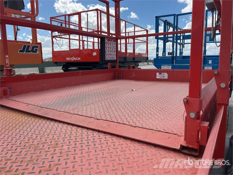 SkyJack 6832RT 4x4 Dual Fuel Scissor Lift Škarjaste dvižne ploščadi