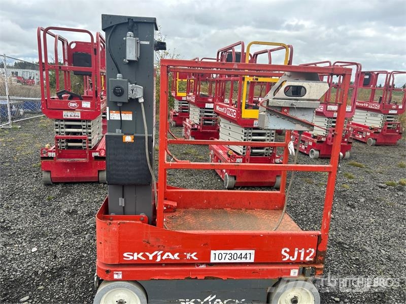 SkyJack SJ12 Plataformas con jaula de elevación