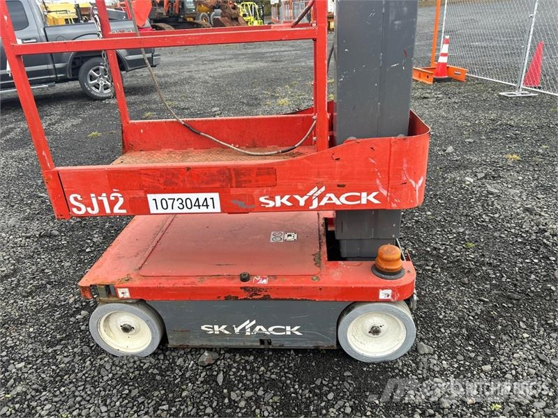 SkyJack SJ12 Plataformas con jaula de elevación