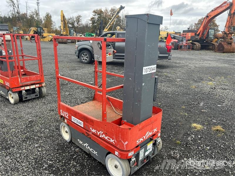 SkyJack SJ12 Plataformas con jaula de elevación