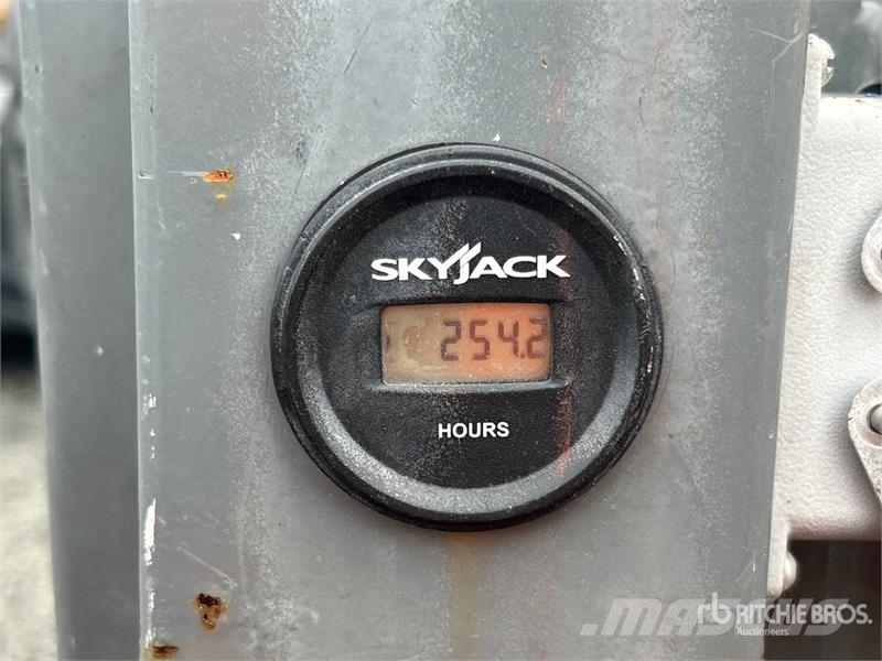 SkyJack SJ12 Plataformas con jaula de elevación
