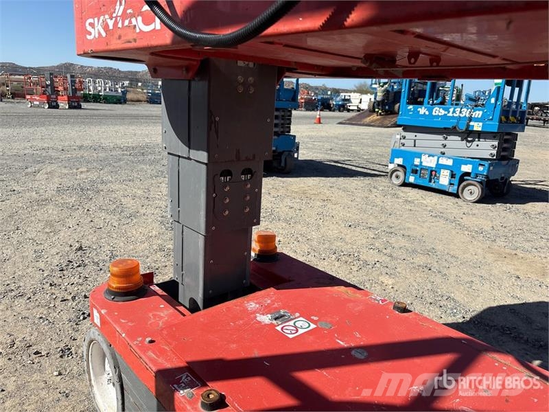 SkyJack SJ12 Vertical Mast Lift Plataformas elevatórias verticais