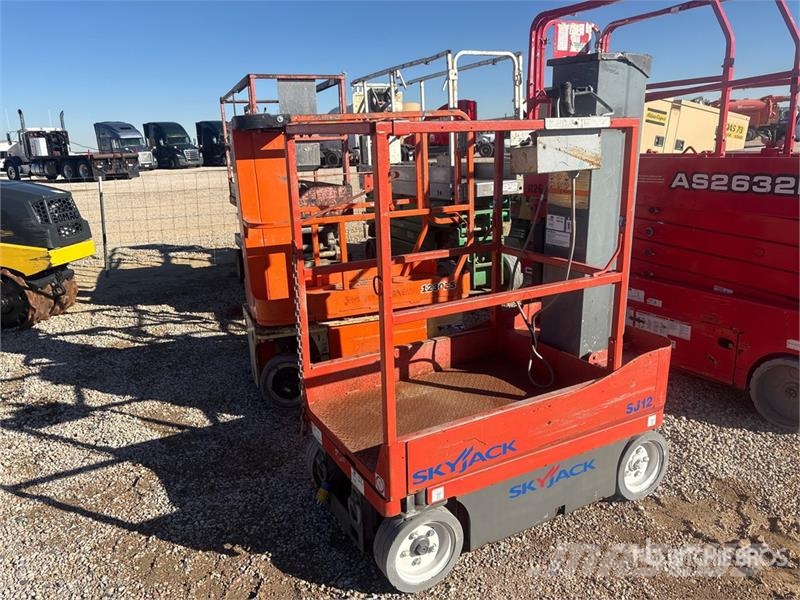 SkyJack SJ12 Vertical Mast Lift (Inoperable) Vertical mast lifts
