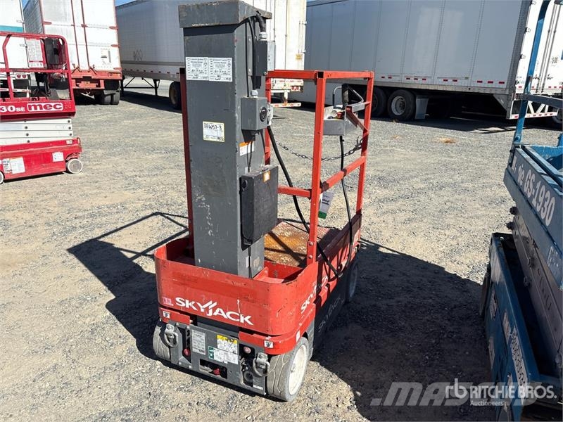 SkyJack SJ12 Vertical Mast Lift Plataformas elevatórias verticais