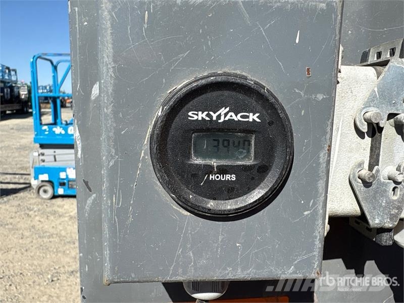 SkyJack SJ12 Vertical Mast Lift Plataformas elevatórias verticais
