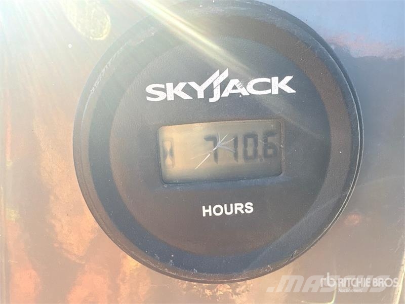 SkyJack SJ12 Vertical Mast Lift (Inoperable) Vertical mast lifts