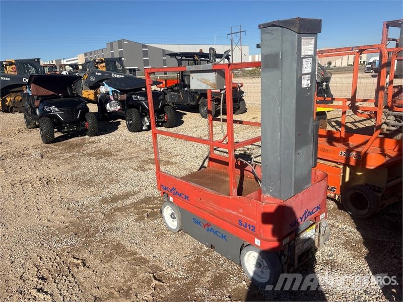 SkyJack SJ12 Vertical Mast Lift (Inoperable) Vertical mast lifts