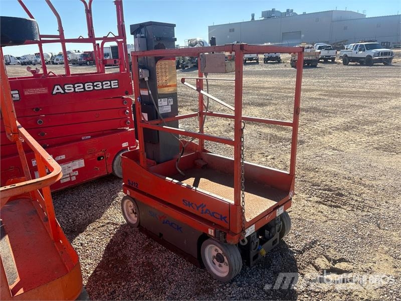 SkyJack SJ12 Vertical Mast Lift (Inoperable) Vertical mast lifts