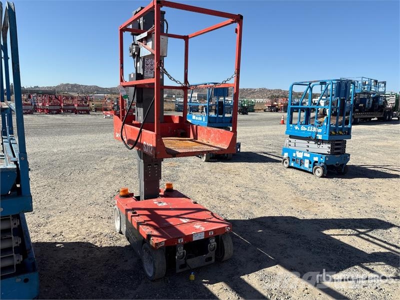 SkyJack SJ12 Vertical Mast Lift Plataformas elevatórias verticais