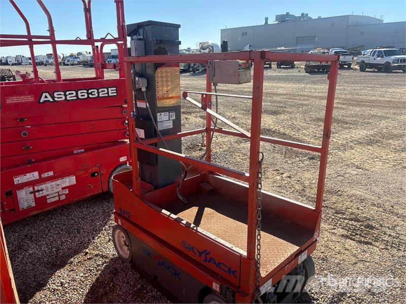 SkyJack SJ12 Vertical Mast Lift (Inoperable) Vertical mast lifts