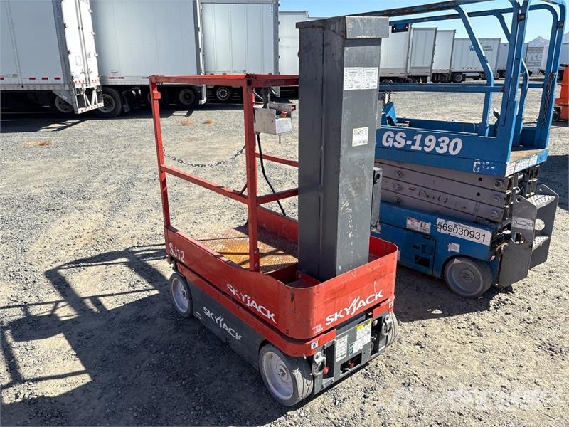 SkyJack SJ12 Vertical Mast Lift Plataformas elevatórias verticais