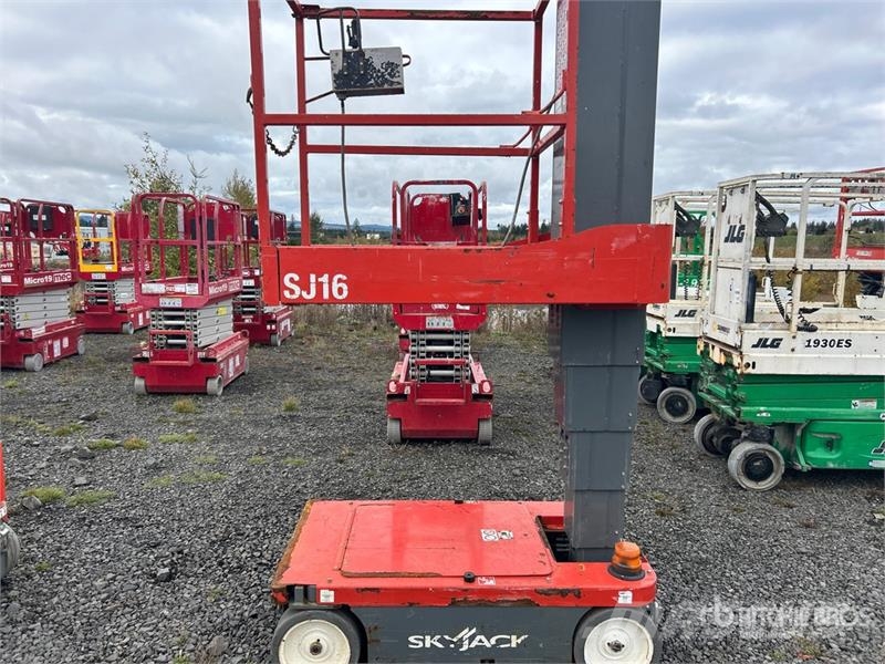SkyJack SJ16 Plataformas con jaula de elevación