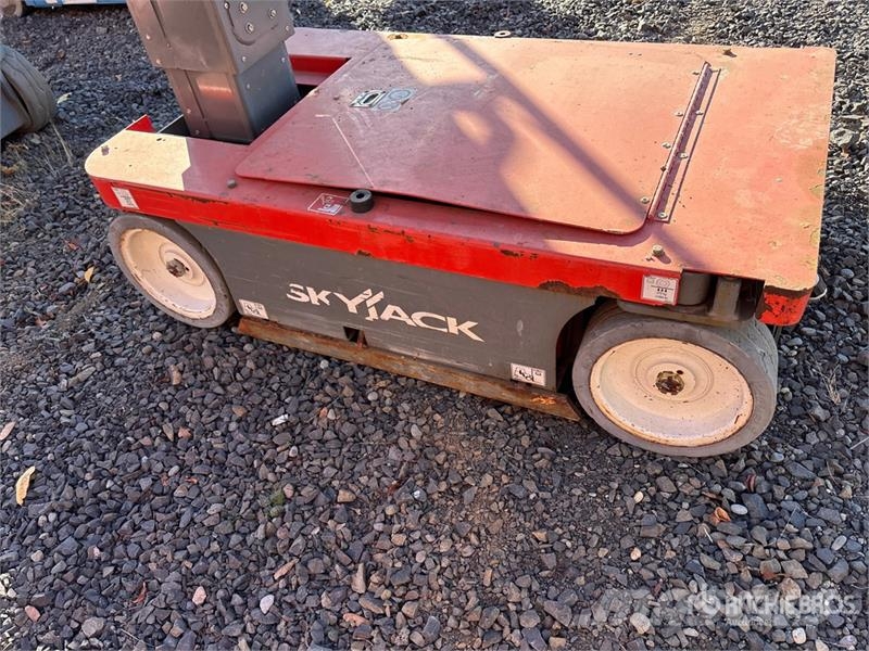 SkyJack SJ16 رافعات السارية الرأسية