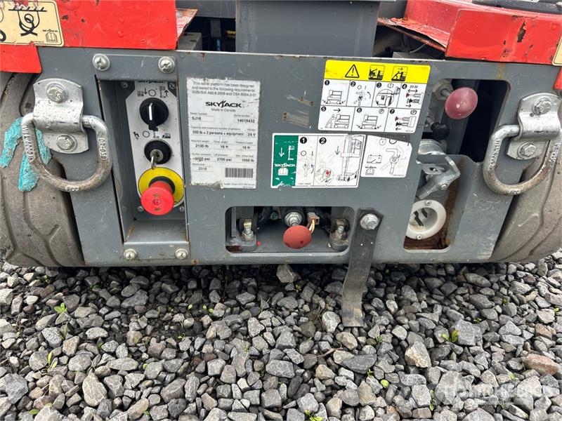 SkyJack SJ16 Plataformas con jaula de elevación