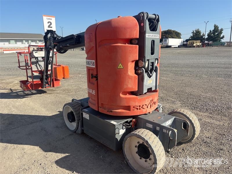 SkyJack SJ30ARJE 2WD Electric Articulating Boom Lift Zglobne dvižne ploščadi