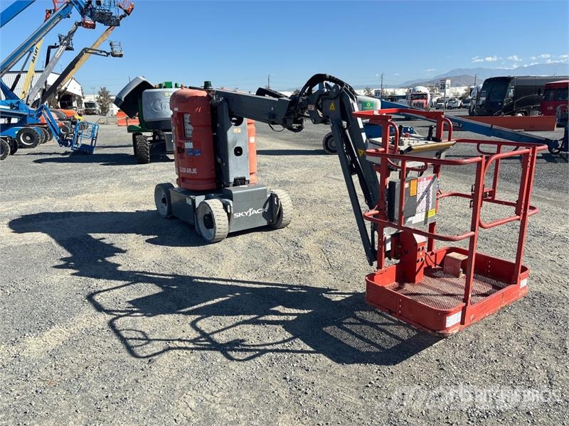 SkyJack SJ30ARJE Electric Articulating Boom Lift 관절형 전동이동 리프트