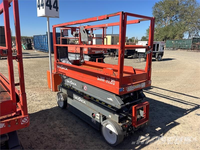 SkyJack SJ3220 Ollós emelők