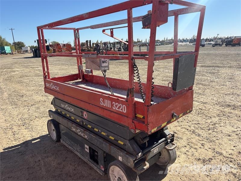 SkyJack SJ3220 Ollós emelők