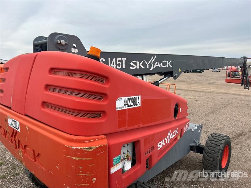 SkyJack SJ45T 4WD Diesel Telescopic Boom Lift Nacelles télescopiques