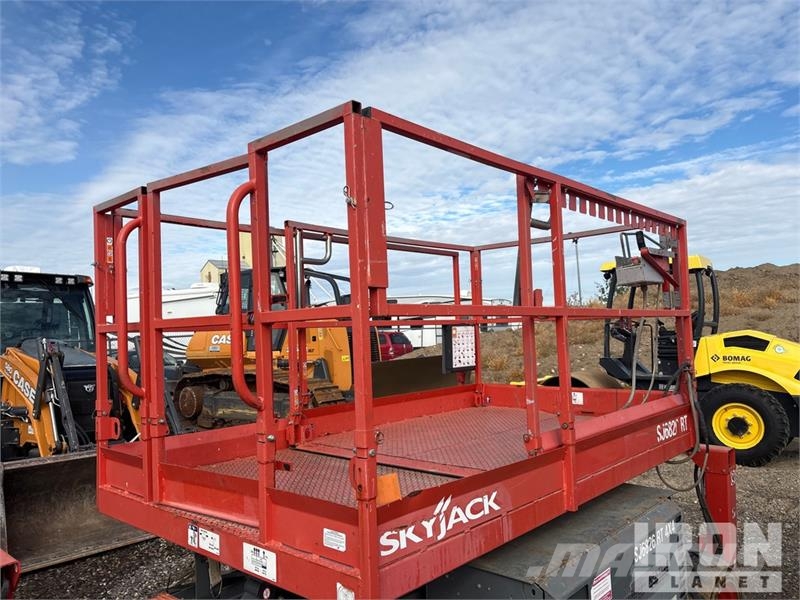 SkyJack SJ6826 RT Scissor lifts