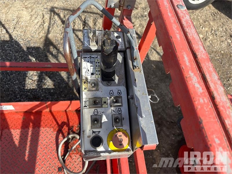 SkyJack SJ6826 RT Scissor lifts