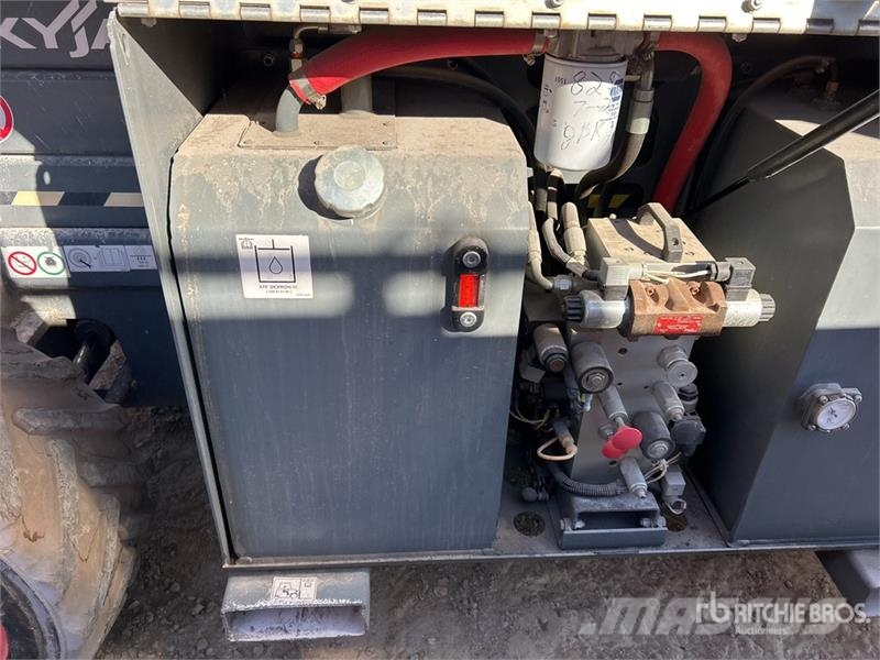 SkyJack SJ6826 RT Ollós emelők