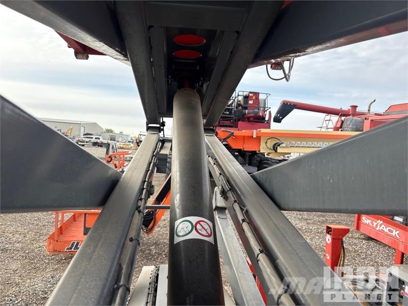 SkyJack SJ6826 RT Scissor lifts