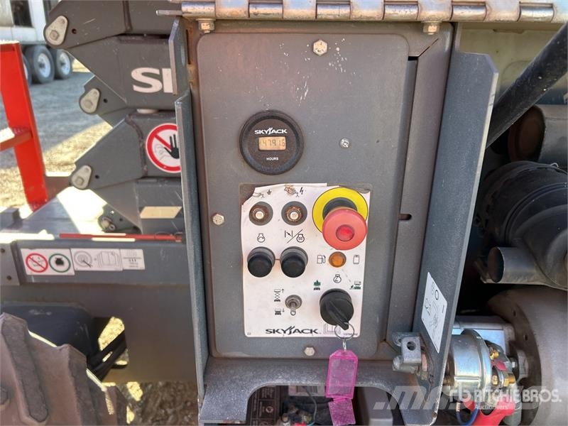 SkyJack SJ6826 RT Ollós emelők