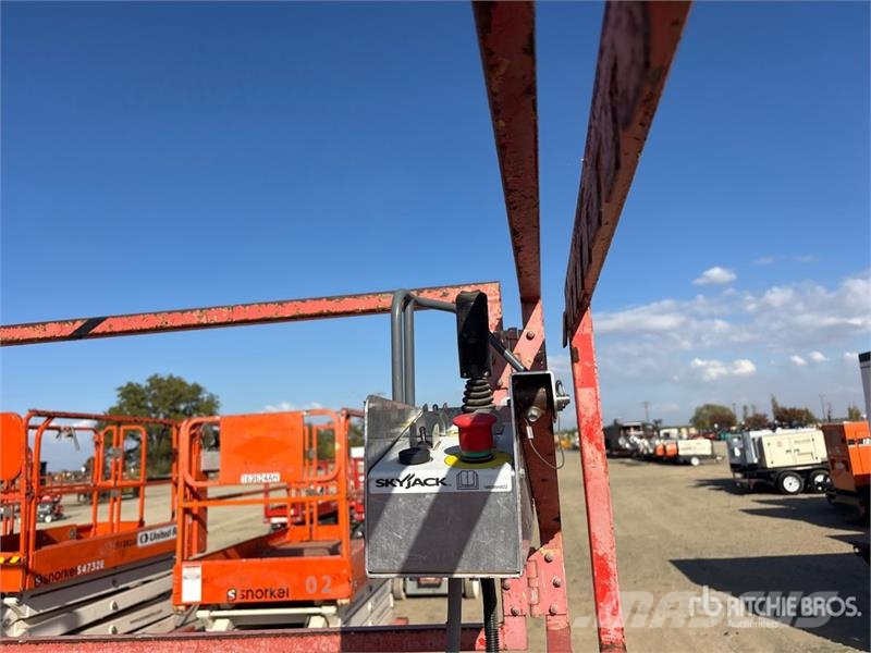 SkyJack SJ6826 RT Ollós emelők