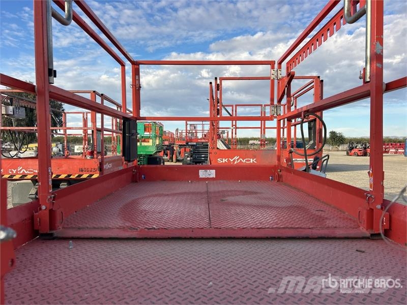 SkyJack SJ6826 RT Plataformas tijera
