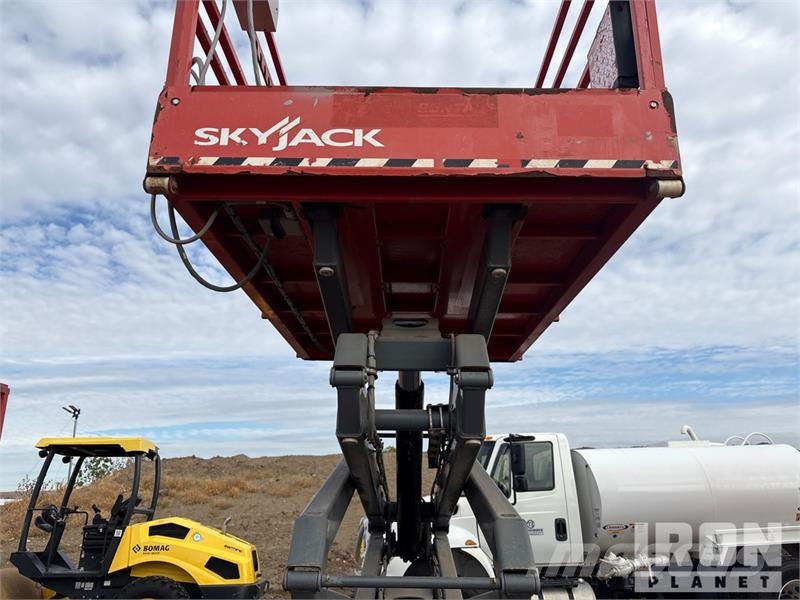 SkyJack SJ6826 RT Scissor lifts
